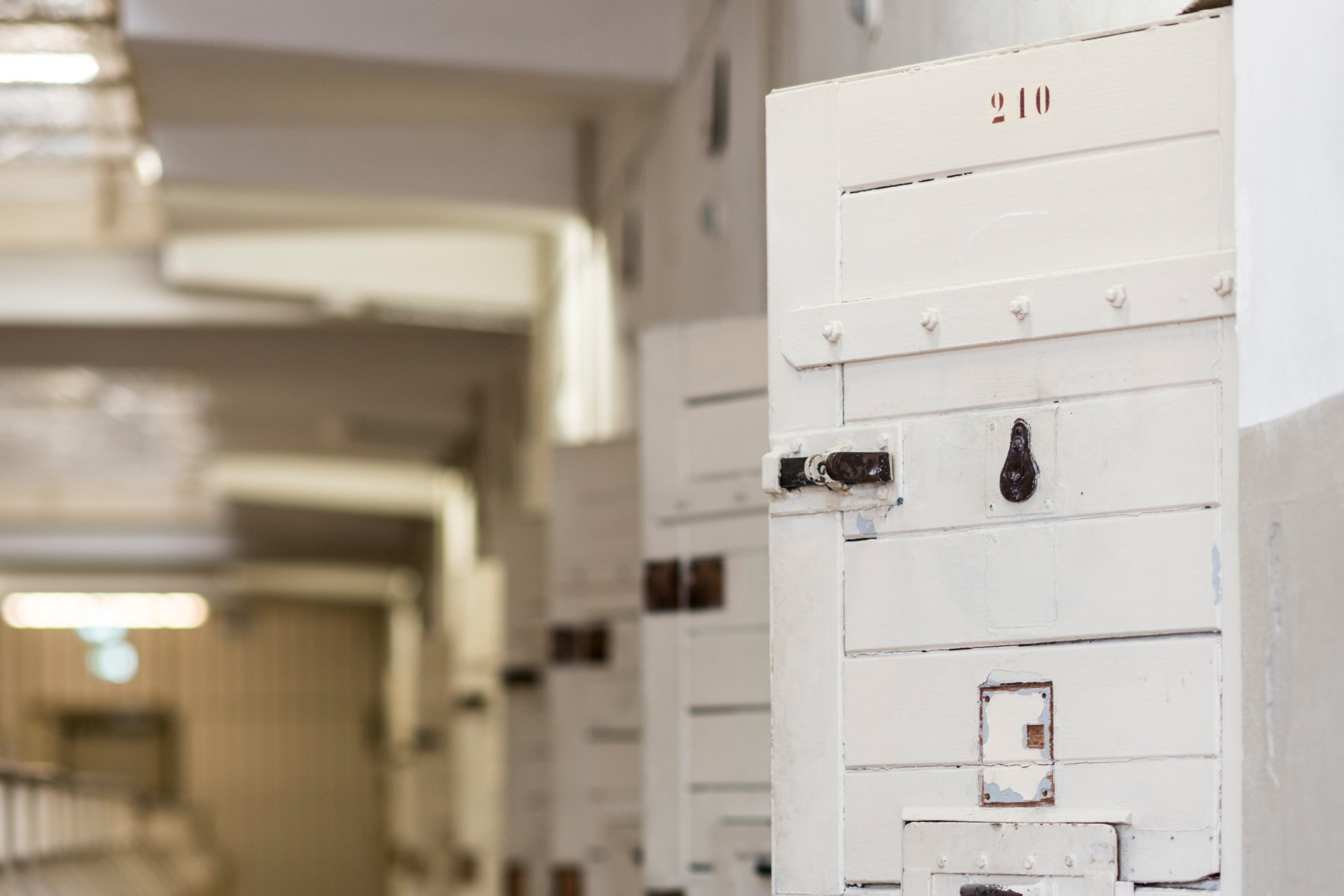 Flur mit allen geöffneten Türen der Zellen