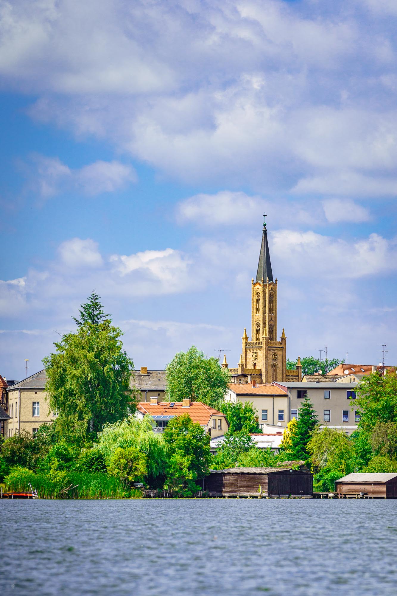 Blick auf die Stadtkirche von Fürstenberg vom Baalensee