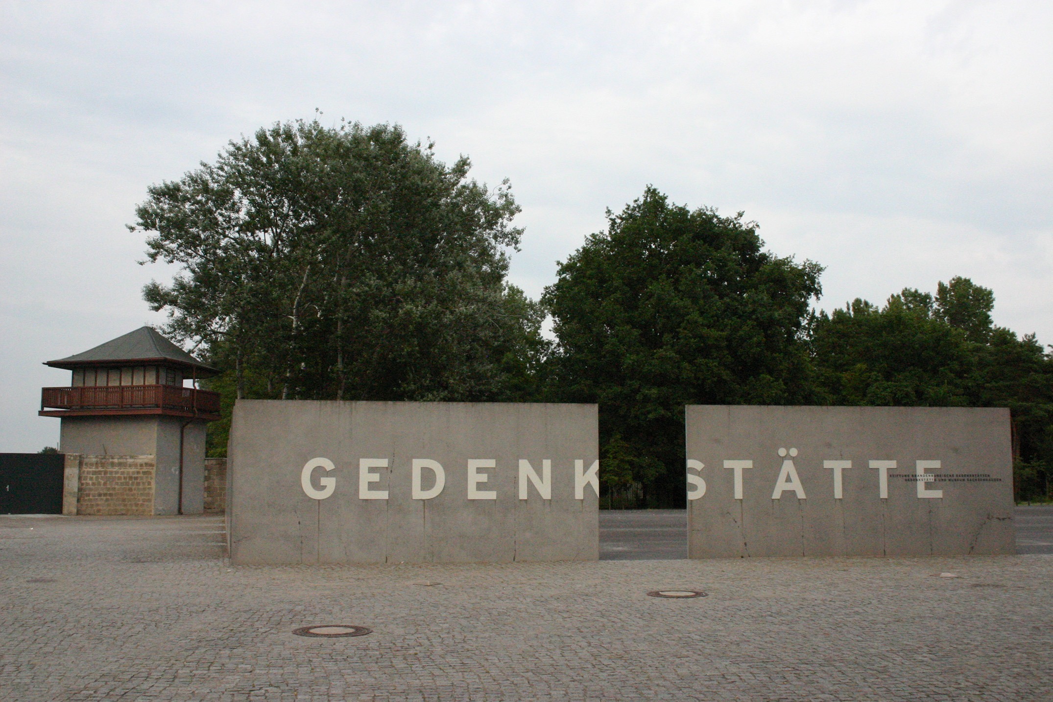 Betonmauer mit der Aufschrift "Gedenkstätte"